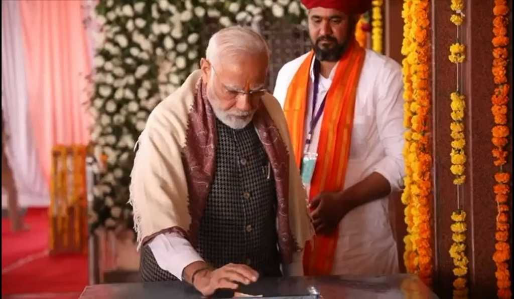 pm narendra modi donated only 21 rupee in temple viral video fact check