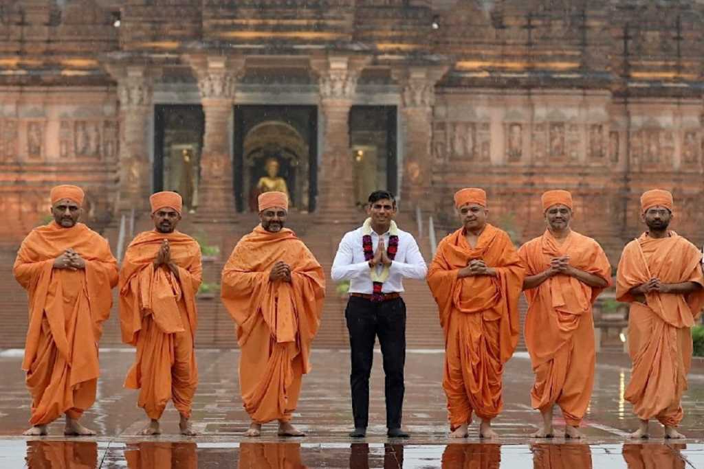 ऋषि सुनक पत्नी के साथ अक्षरधाम में स्वामी नारायण का किया दर्शन