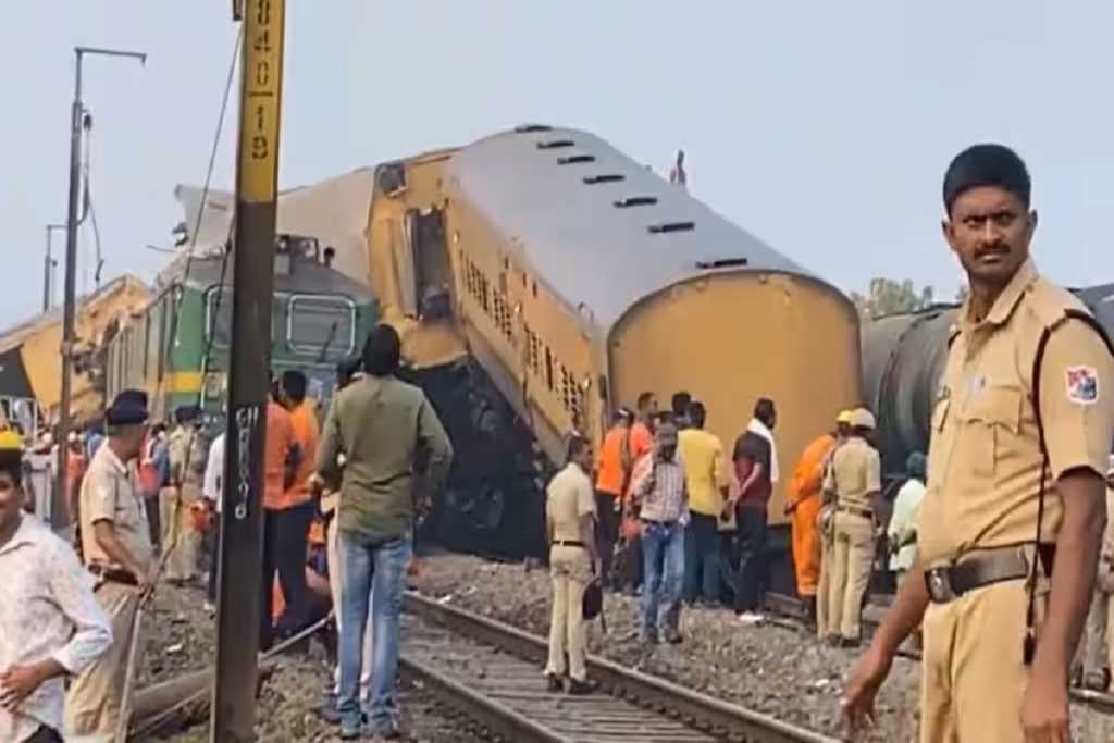 Andhra Pradesh Train Accident: हादसे में मरने वालों की संख्या बढ़ी, बचाव अभियान जारी !