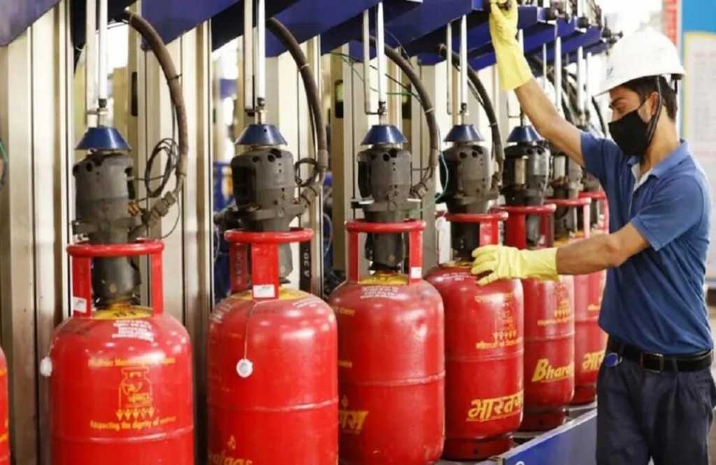 अब 600 में मिलेंगे LPG गैस सिलेंडर, केंद्र सरकार ने 100 रुपये और दी सब्सिडी 