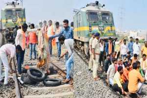 train-stopped-by-protesters-in-solapur