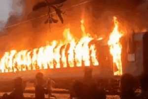 Fire-in-New-Delhi-Darbhanga-Superfast-Express