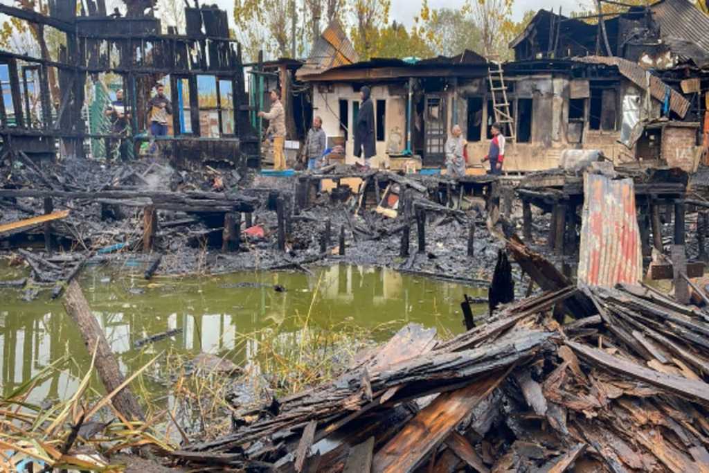 श्रीनगर में हाउसबोट में आग लगने से तीन बांग्लादेशी पर्यटकों की मौत!