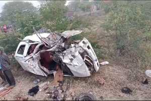 in-solapur-karmala-near-pande-village-4-devotees-died-in-accident-going-to-sai-darshan-shirdi