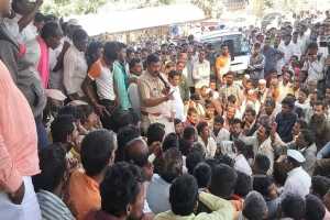 in-solapur-onion-farmers-agitation-as-onion-auctions-cancelled-by-the-onion-traders