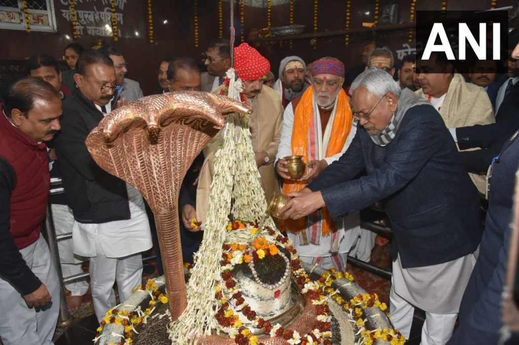 bihar political crisis bihar cm nitish kumar and bjp mp ashwni chaube worshiped in temple