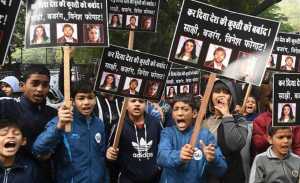 junior wrestlers protest against sakshi malik bajrang punia and vinesh phogat at jantar mantar in delhi