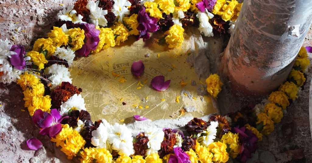 चार घंटे के विधि विधान के बाद राम मंदिर के गर्भगृह में विराजे रामलला 