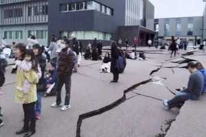 tsunami-waves-hit-japan-after-76-earthquike-residents-urged