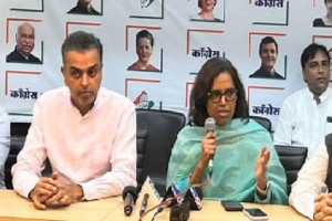 varsha-gaikwad-says-painful-decision-as-milind-deora-resigns-from-congress-party