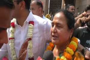 After-mukhtar-ansari-death-krishnanand-rai-son-wife-alka-piyush-rai-visit-kashi-vishwanath-temple