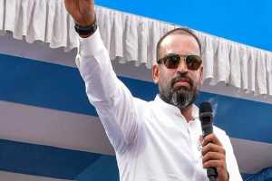 yusuf-pathan-removes-banners-having-photo-of-world-cup-winning-movement-after-election-commission