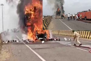 Rajasthan-Four-people-burnt-between-car-and-truck-in-Fatehpur-Shekhawati