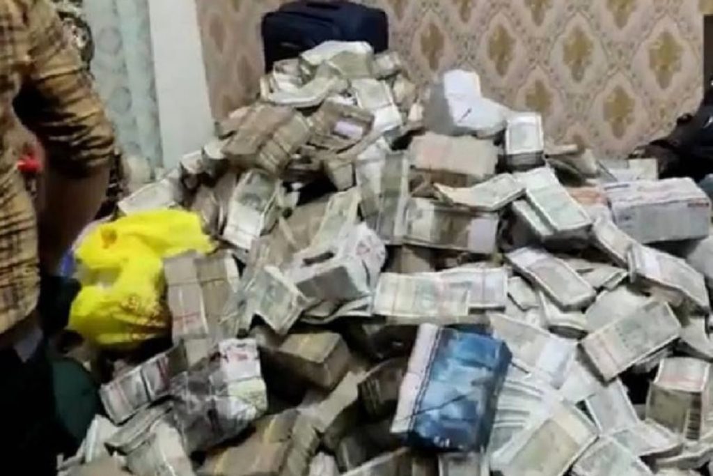 कांग्रेसी मंत्री के नौकर घर ईडी का छापा!,झारखंड में हड़कंप, नोटों का ढेर देख अधिकारी भी सकते में!