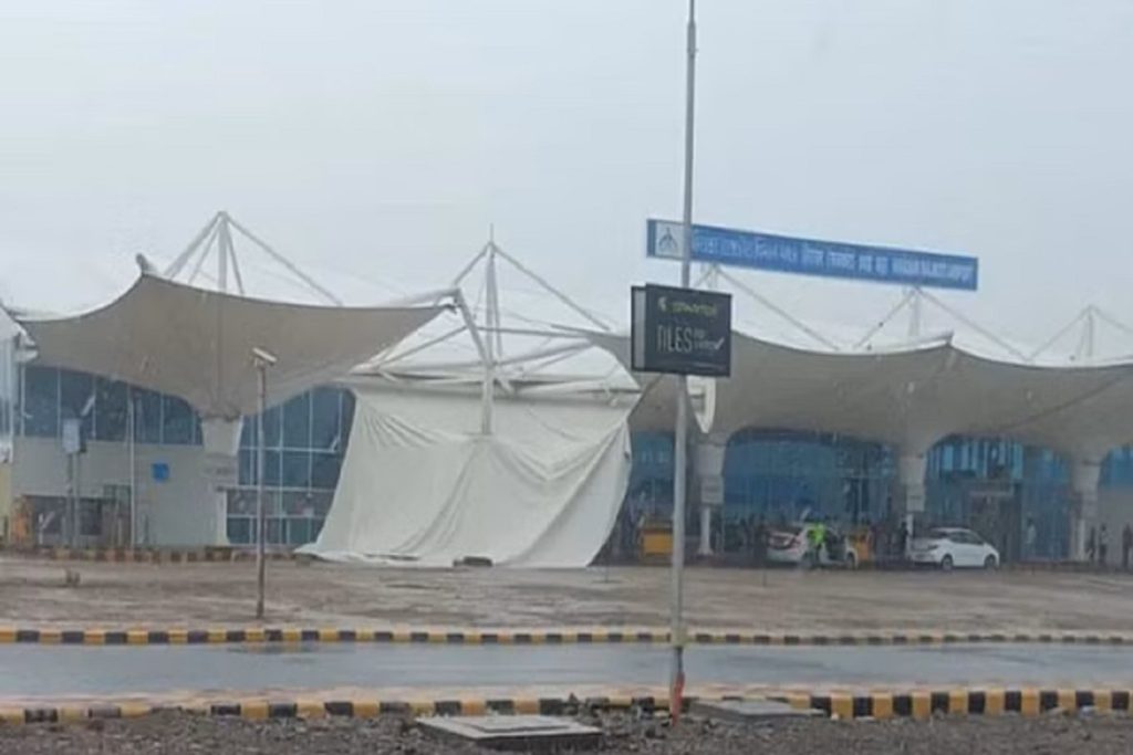 दिल्ली के बाद अब गुजरात में भी बड़ा हादसा; भारी बारिश के कारण राजकोट हवाई अड्डे की छत गिर गई​!