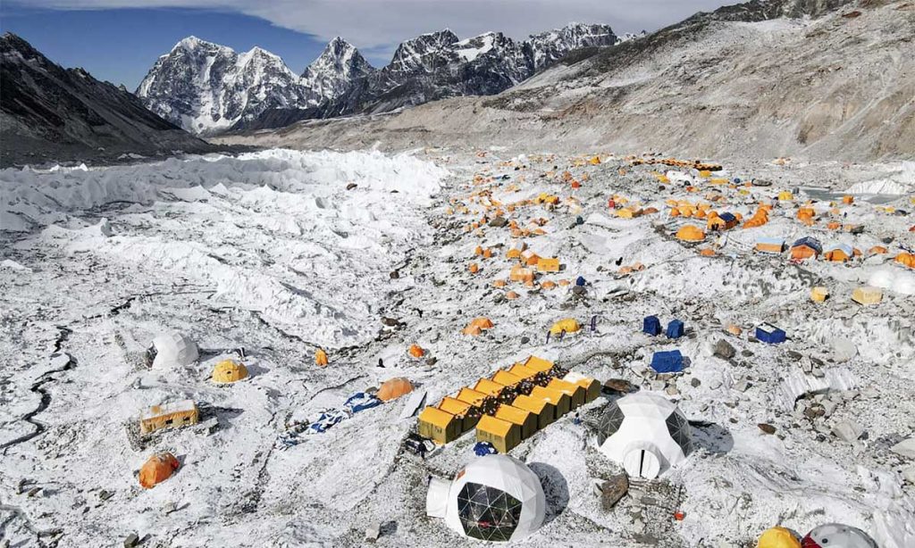 माउंट एवरेस्ट बेस कैंप में मौसम खराब, हजारों पर्वतारोही फंसे, 10 दिन से बंद है लुक्ला एयरपोर्ट