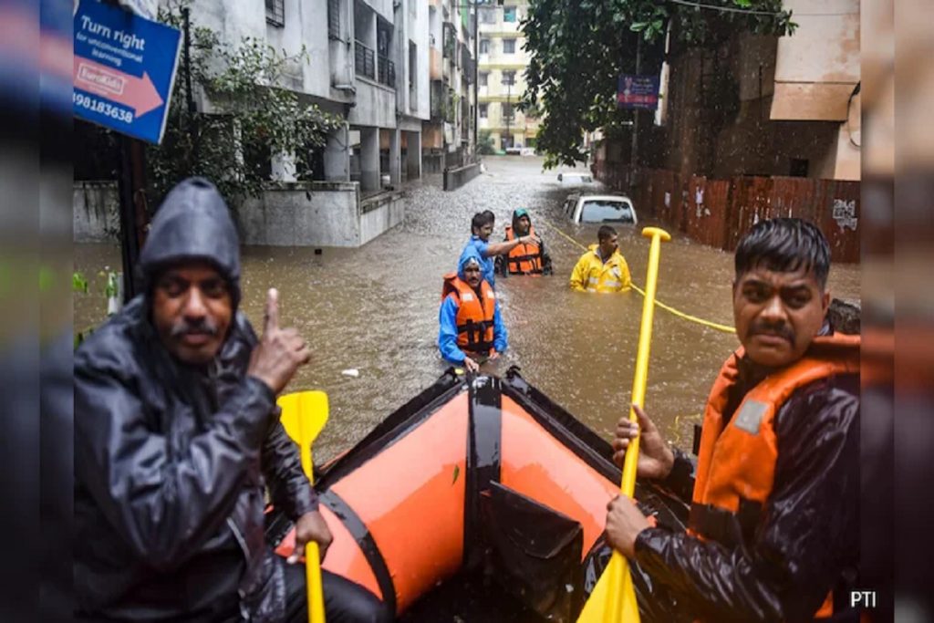 बाढ़​: पुणेवासियों की समस्या​ओं​ ​को​​ लेकर मुख्यमंत्री ने दिये निर्देश​!