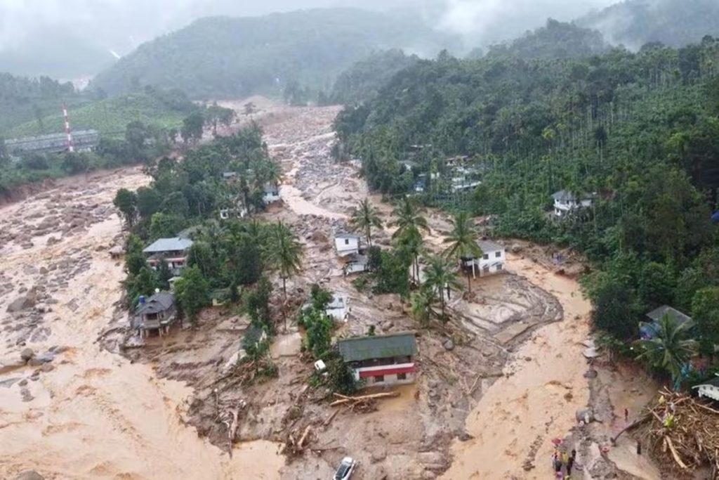 केरल भूस्खलन हादसा: मदद के लिए उतरी भारतीय आर्मी; हादसे में अब तक 44 लोगों की मौत!