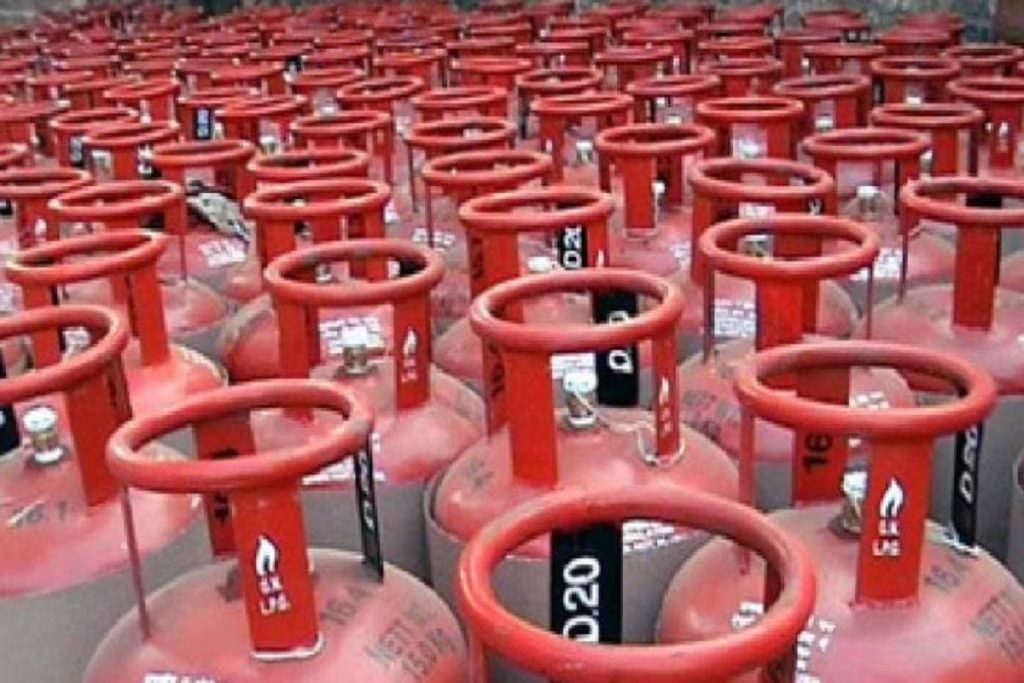 LPG Gas Cylinder Price: अब आपको कितने रुपये में मिलेगा सिलेंडर? ये हैं नई दरें!