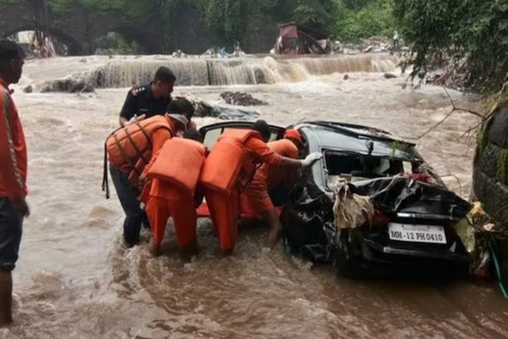 पुणे की बाढ़ में मदद के लिए उतरे सेना जवान !