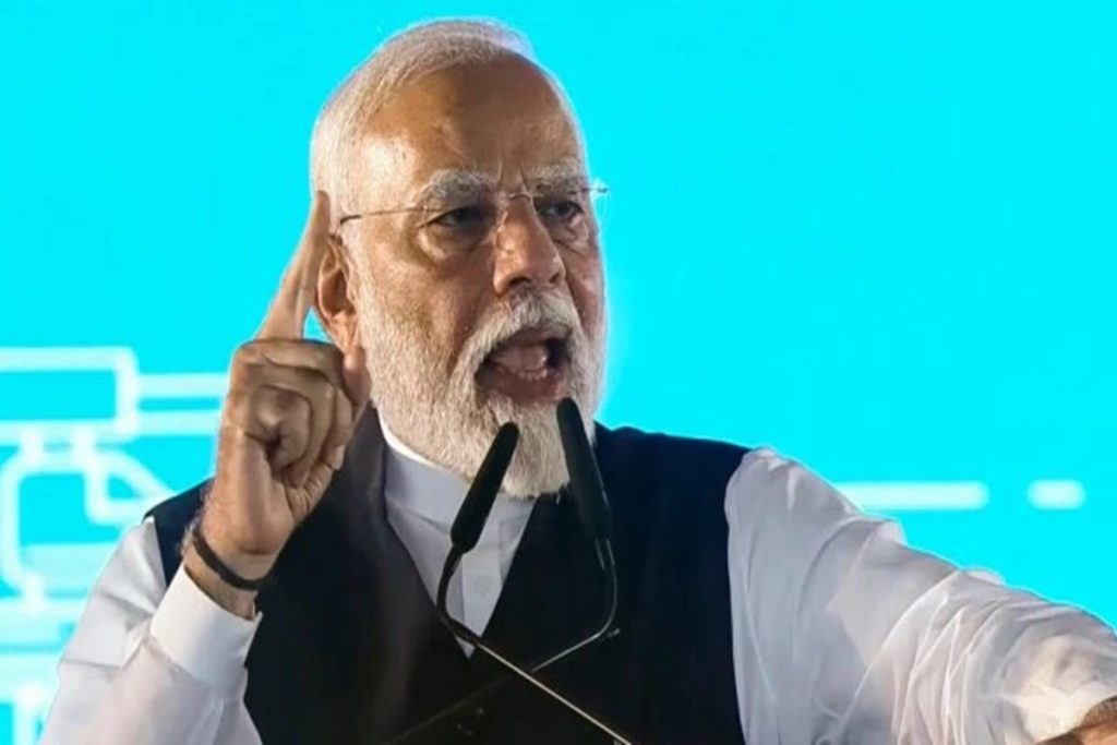 नरेंद्र मोदी: हमारे लिए छत्रपति शिवजी महाराज आराध्य देवता है, में उनके चरणों में मस्तक रखकर माफ़ी मांगता हूं!