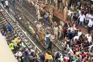 Police-lathi-charge-on-protesters-at-badlapur-railway-station