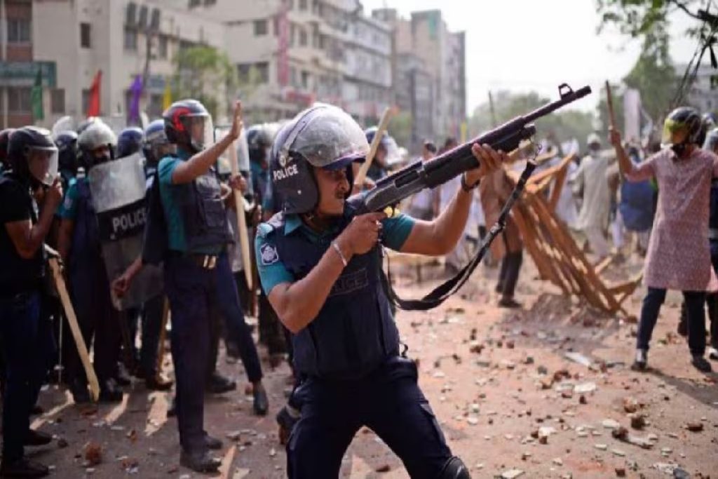 Bangladesh Crisis: बीएनपी कार्यकर्ताओं ने पुलिस की बर्बरता पर कहा, बेड़ियां डाली और दिए बिजली के झटके!