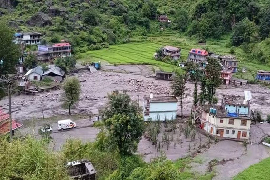 हिमाचल प्रदेश: बादल फटा, 2 लोगों की मौत, कई लापता, हेल्पलाइन जारी !