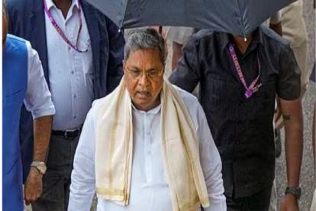 Karnataka: ​कथित​ भूमि घोटाले में घिरे सीएम सिद्धारमैया, ​भाजपा​ ने खोला मोर्चा!