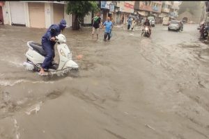 Countrys-weather-NDRF-and-SDRF-ready-in-UP-alert-in-12-states