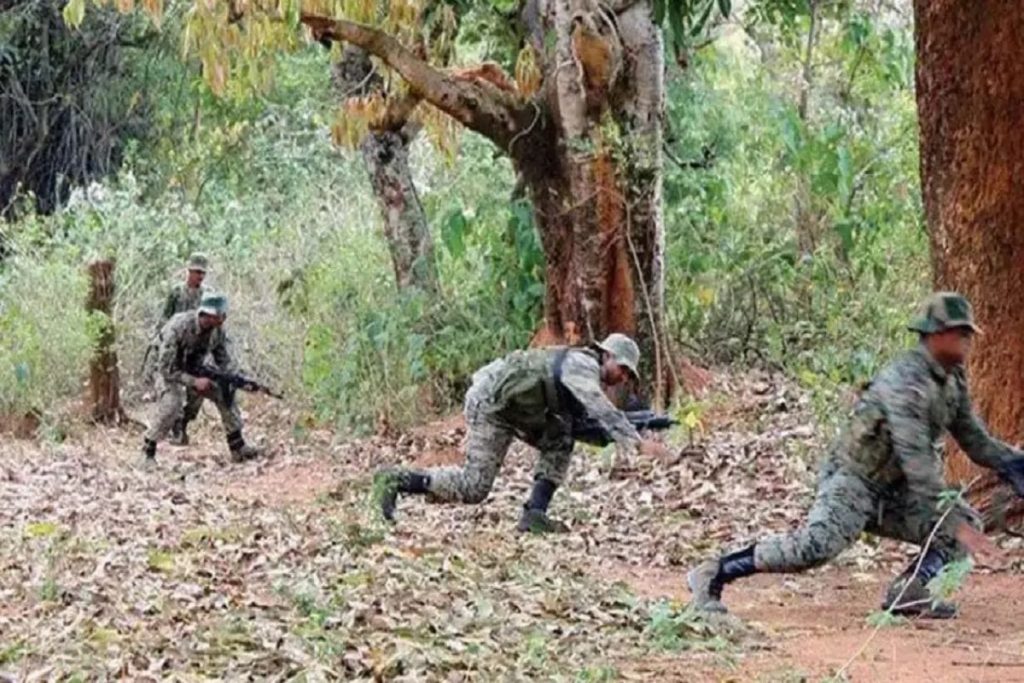 छत्तीसगढ़ में सुरक्षाबलों और नक्सलियों के बीच मुठभेड़, 10 नक्सली ढेर!