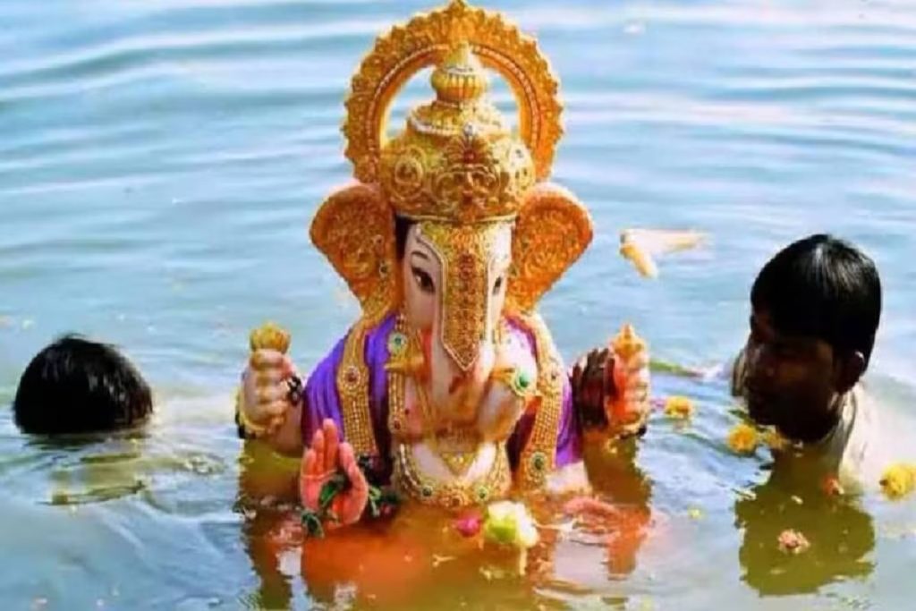 Ganesh Visarjan 2024: गणपति बप्पा के साथ चार लाख की सोने की चेन का विसर्जन!