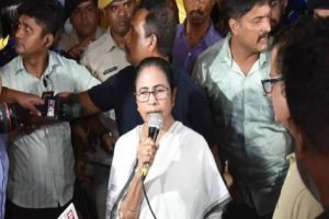 kolkata-rape-case-mamata-banerjee-turns-up-at-junior-doctors-dharna