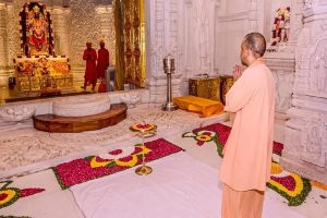 Ayodhya-CM-Yogi-visited-Shri-Ramlala-on-Diwali