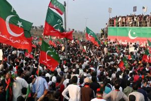 Imran Khan supporters took to the streets, Pakistani Army fired tear gas shells!