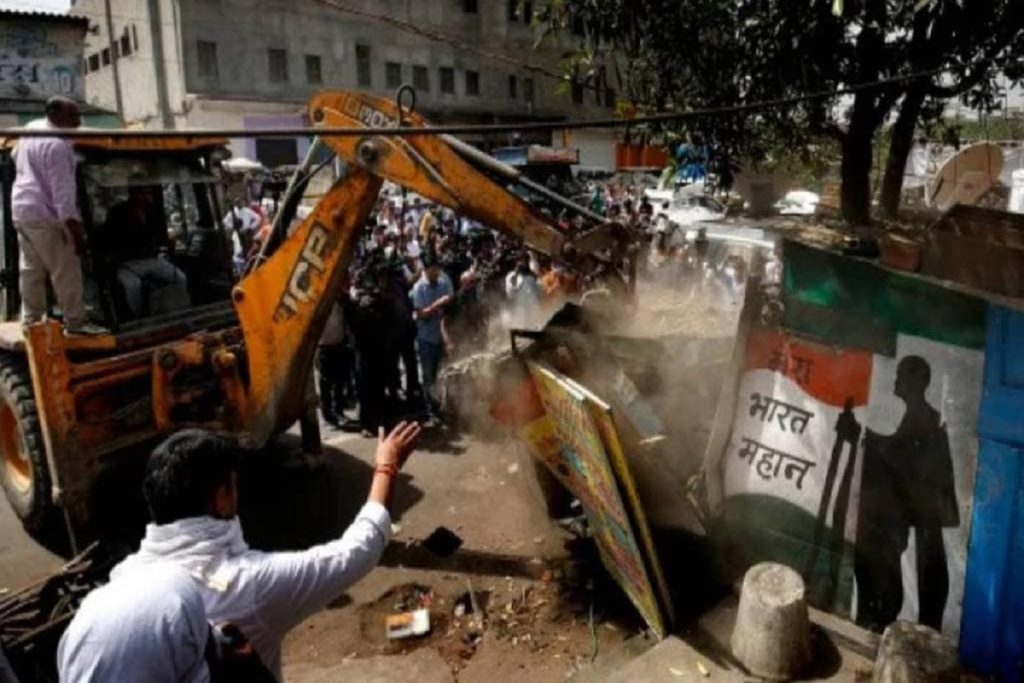 SC on Bulldozer Justice: अतिक्रमण पर सुप्रीम कोर्ट का निर्देश, ‘मंदिर हो या दरगाह, तोड़ दो…!’