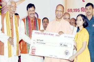 uttar-pradesh-cm-yogi-adityanath-distributed-a-check-of-rs-300-in-sanskrit-language-students-scholarship-scheme-criticized-by-opponents-softnews