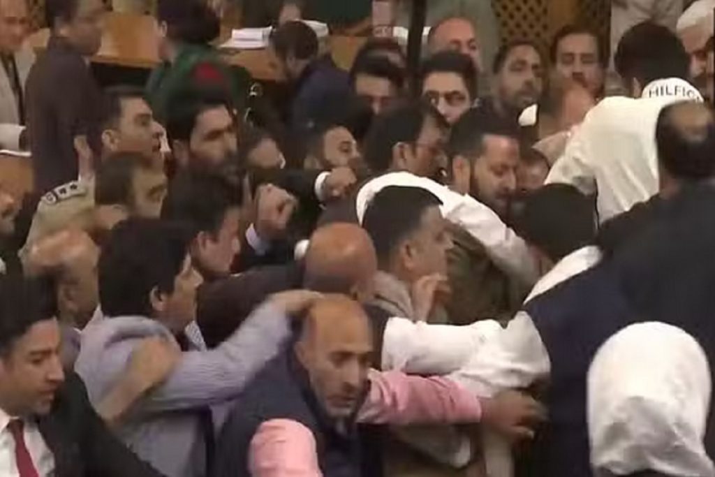 J&K Assembly: 370 के मुद्दे पर पक्ष-विपक्ष के विधायकों में हुई हाथापाई, जमकर हुआ हंगामा!