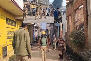 UP-Meerapur-By-election-Violence-erupts-stone-pelting-on-police-in-kakrauli