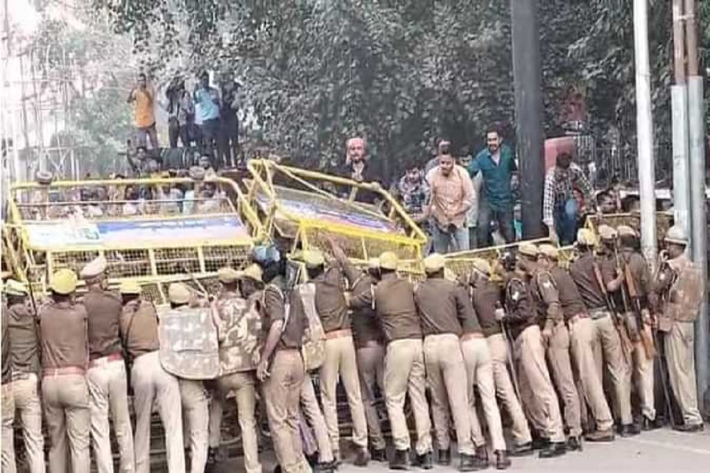 UPPSC Protest: पुलिस और ​अभ्यर्थियों​ के बीच की जबरदस्त नोकझोंक-हाथापाई,​ स्थिति तनावपूर्ण! ​