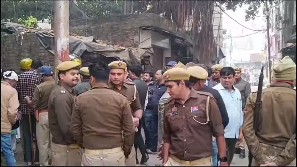 Sambhal Violence: पत्थरबाजों पर पुलिस एक्शन, 3 की मौत,10 गिरफ्तार !