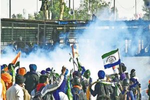 police-fired-tear-gas-at-shambhu-border-to-stop-march-of-protesting-farmers