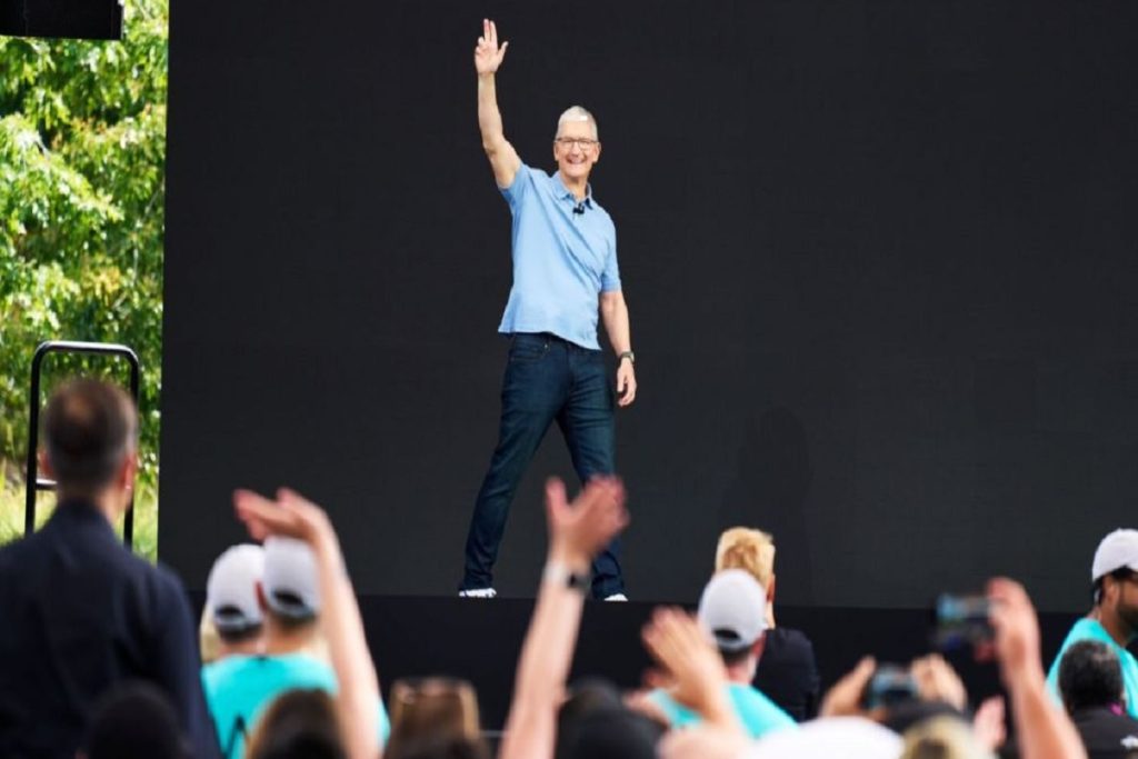 Apple CEO Salary: टिम कुक की सैलरी में बढ़ोतरी, 2024 में Apple कंपनी से मिलेंगे 643 करोड़!