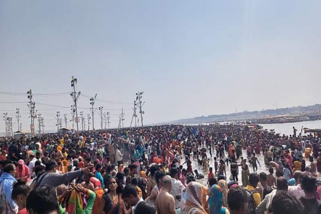 Mahakumbh: संगम पर उमड़ा आस्था का ​सैलाब​, थम नहीं रहा श्रद्धालुओं का ​ज्वार​!