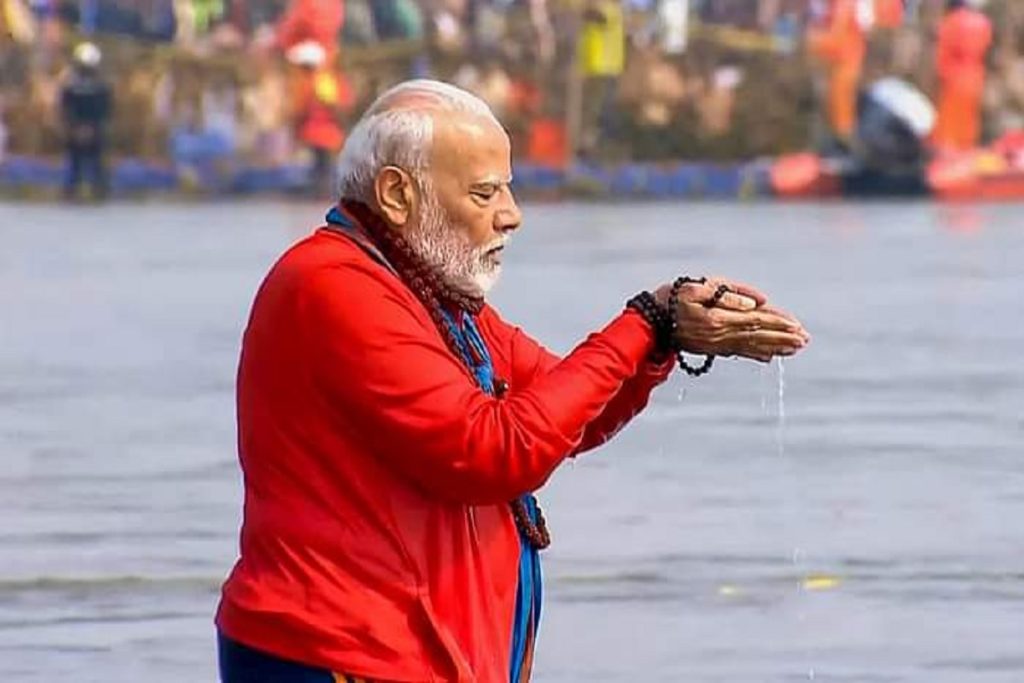 MahaKumbh 2025: पीएम मोदी ने लगाई संगम में आस्था की डुबकी!, मां गंगा की पूजा की!