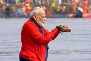 Mahakumbh-PM-Modi-took-a-dip-in-Sangam-worshiped-Mother-Ganga