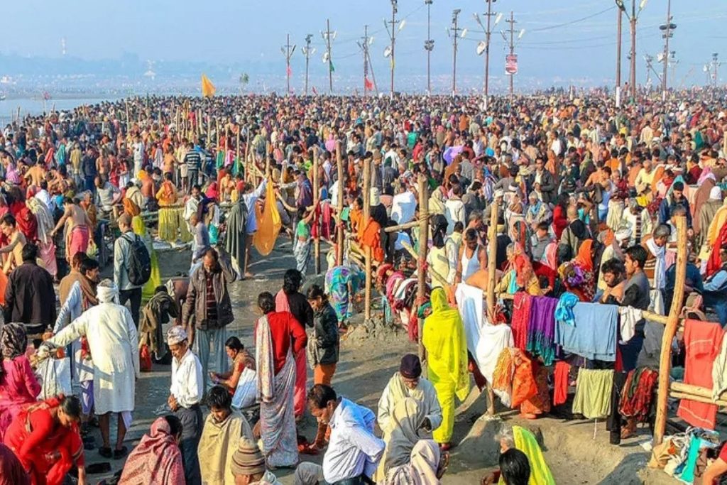 महाकुंभ: श्रद्धालुओं के सैलाब से ट्रैफिक व्यवस्था ध्वस्त, सेना ने संभाली कमान, स्कूल-कॉलेज बंद!