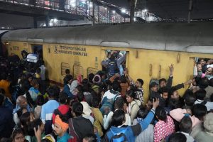 New-Delhi-Railway-Station-Stampede-Death-Toll-Mahakumbh-Crowd-Railway-Ministry-Compensa