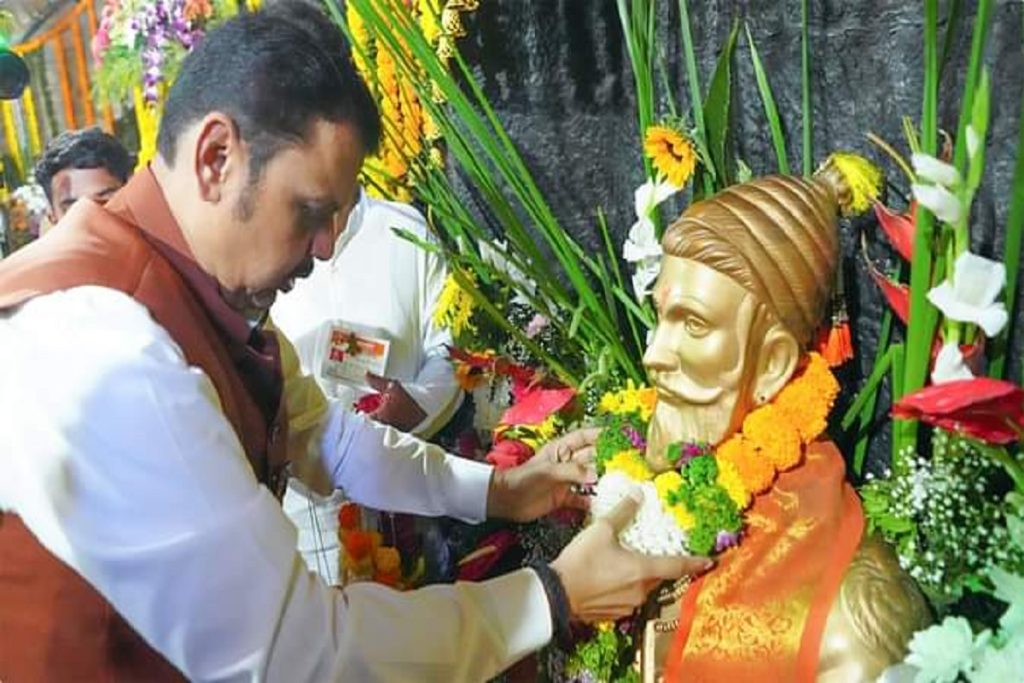 महाराष्ट्र: शिवाजी महाराज की 395 वीं जयंती धूमधाम से मनाई जा रही है, सीएम ने की प्रतिमा पर माल्यार्पण!