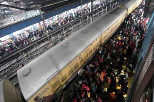 coolie-revealed-how-delhi-railway-station-stampede-happened-says-never-seen-such-a-crowd-in-40-years
